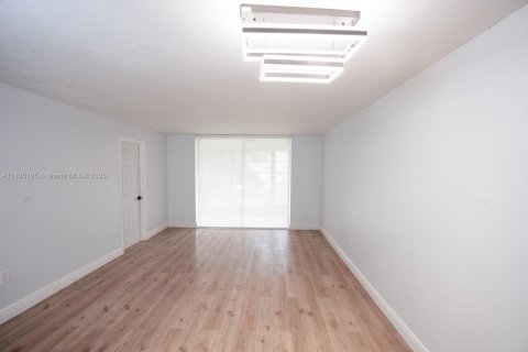 Condo in Sunrise, Florida, 2 bedrooms  № 1820429 - photo 5