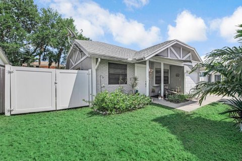 House in Boca Raton, Florida 2 bedrooms, 85.75 sq.m. № 2180017 - photo 4