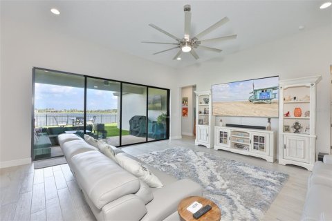House in Apollo Beach, Florida 6 bedrooms, 335.28 sq.m. № 2109794 - photo 9