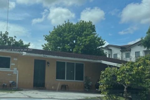 House in Miami Gardens, Florida 3 bedrooms, 137.96 sq.m. № 1704383 - photo 1