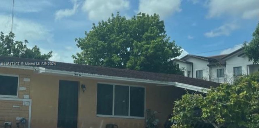 House in Miami Gardens, Florida 3 bedrooms, 137.96 sq.m. № 1704383