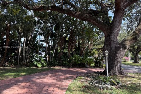 House in Miami Springs, Florida 4 bedrooms, 145.95 sq.m. № 1968815 - photo 8