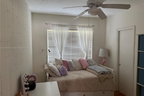 House in Miami Springs, Florida 4 bedrooms, 145.95 sq.m. № 1968815 - photo 20