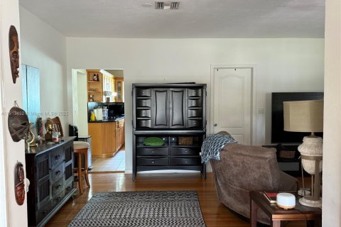 House in Miami Springs, Florida 4 bedrooms, 145.95 sq.m. № 1968815 - photo 17