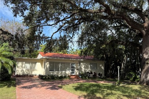 House in Miami Springs, Florida 4 bedrooms, 145.95 sq.m. № 1968815 - photo 4