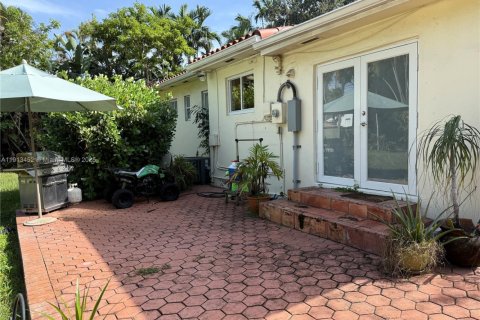 House in Miami Springs, Florida 4 bedrooms, 145.95 sq.m. № 1968815 - photo 11