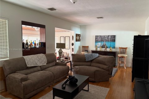 House in Miami Springs, Florida 4 bedrooms, 145.95 sq.m. № 1968815 - photo 16