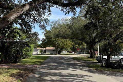 House in Miami Springs, Florida 4 bedrooms, 145.95 sq.m. № 1968815