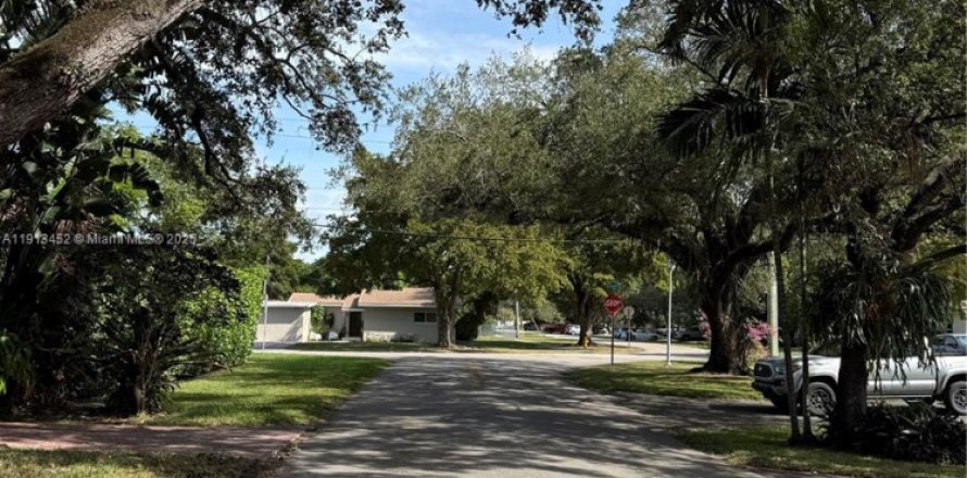 House in Miami Springs, Florida 4 bedrooms, 145.95 sq.m. № 1968815