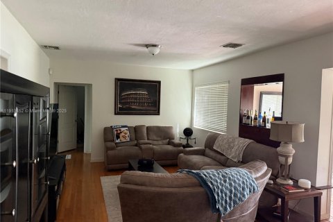 House in Miami Springs, Florida 4 bedrooms, 145.95 sq.m. № 1968815 - photo 15