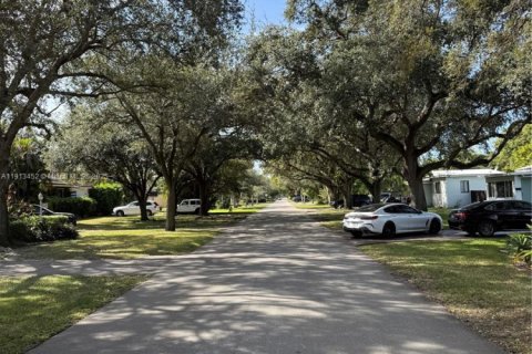 House in Miami Springs, Florida 4 bedrooms, 145.95 sq.m. № 1968815 - photo 2