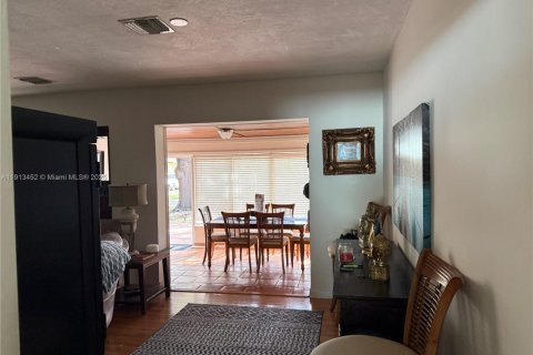 House in Miami Springs, Florida 4 bedrooms, 145.95 sq.m. № 1968815 - photo 18