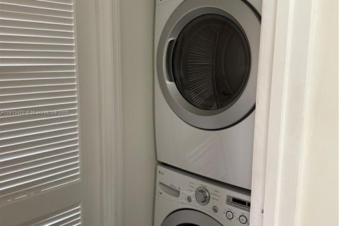 House in Miami Springs, Florida 4 bedrooms, 145.95 sq.m. № 1968815 - photo 19