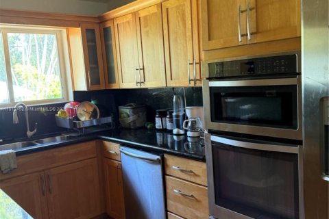 House in Miami Springs, Florida 4 bedrooms, 145.95 sq.m. № 1968815 - photo 13