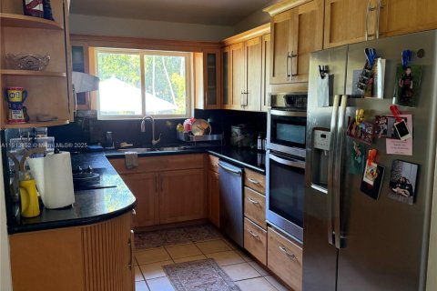 House in Miami Springs, Florida 4 bedrooms, 145.95 sq.m. № 1968815 - photo 12