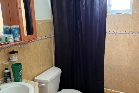 House in Miami Springs, Florida 4 bedrooms, 145.95 sq.m. № 1968815 - photo 23