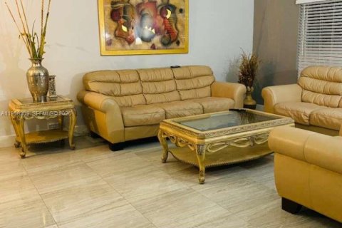 Casa en venta en Hialeah, Florida, 3 dormitorios, 144.28 m2 № 2017918 - foto 8