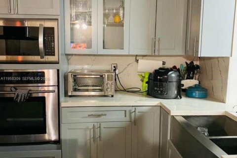 Casa en venta en Hialeah, Florida, 3 dormitorios, 144.28 m2 № 2017918 - foto 3