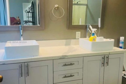 Casa en venta en Hialeah, Florida, 3 dormitorios, 144.28 m2 № 2017918 - foto 5