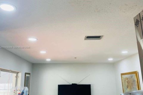 Casa en venta en Hialeah, Florida, 3 dormitorios, 144.28 m2 № 2017918 - foto 6