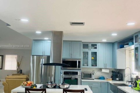 Casa en venta en Hialeah, Florida, 3 dormitorios, 144.28 m2 № 2017918 - foto 2