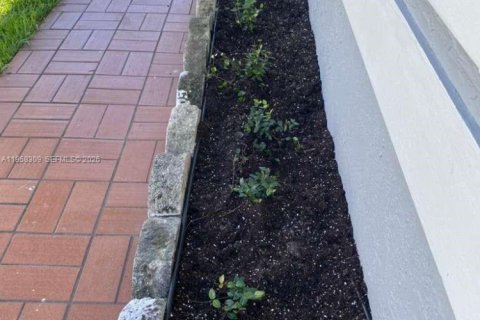 Casa en venta en Hialeah, Florida, 3 dormitorios, 144.28 m2 № 2017918 - foto 9