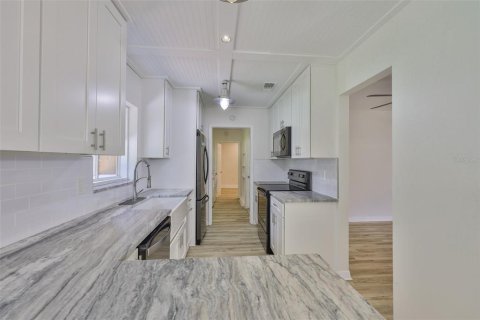 Villa ou maison à louer à Brandon, Floride: 4 chambres, 147.99 m2 № 2415497 - photo 14