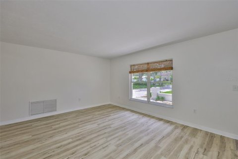 Villa ou maison à louer à Brandon, Floride: 4 chambres, 147.99 m2 № 2415497 - photo 7
