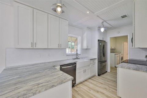 Villa ou maison à louer à Brandon, Floride: 4 chambres, 147.99 m2 № 2415497 - photo 12