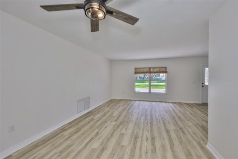 Villa ou maison à louer à Brandon, Floride: 4 chambres, 147.99 m2 № 2415497 - photo 8