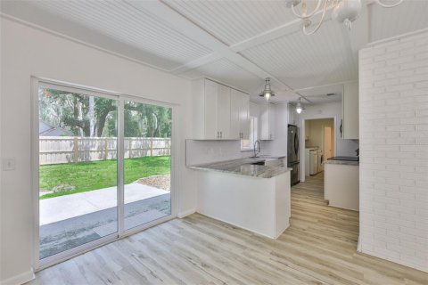 Villa ou maison à louer à Brandon, Floride: 4 chambres, 147.99 m2 № 2415497 - photo 10