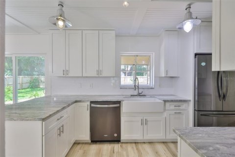 Villa ou maison à louer à Brandon, Floride: 4 chambres, 147.99 m2 № 2415497 - photo 13