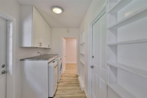 Villa ou maison à louer à Brandon, Floride: 4 chambres, 147.99 m2 № 2415497 - photo 30