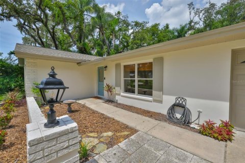 Villa ou maison à louer à Brandon, Floride: 4 chambres, 147.99 m2 № 2415497 - photo 5