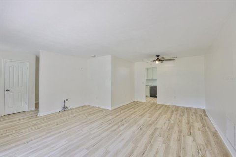 Villa ou maison à louer à Brandon, Floride: 4 chambres, 147.99 m2 № 2415497 - photo 6