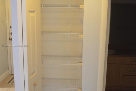 Condo in Miami, Florida, 1 bedroom  № 1888781 - photo 24