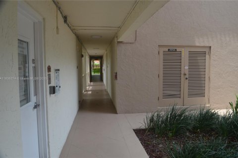 Condo in Miami, Florida, 1 bedroom  № 1888781 - photo 8