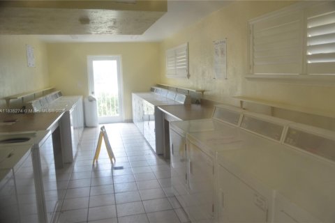 Condo in Miami, Florida, 1 bedroom  № 1888781 - photo 12