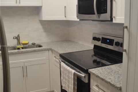 Condo in Miami, Florida, 1 bedroom  № 1888781 - photo 13