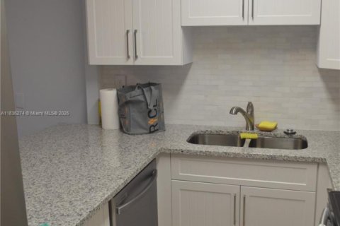Condo in Miami, Florida, 1 bedroom  № 1888781 - photo 18