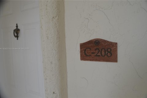 Condo in Miami, Florida, 1 bedroom  № 1888781 - photo 29