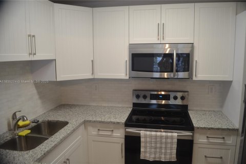 Condo in Miami, Florida, 1 bedroom  № 1888781 - photo 17