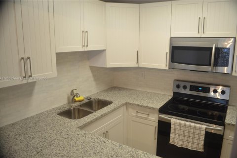 Condo in Miami, Florida, 1 bedroom  № 1888781 - photo 14