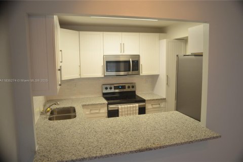 Condo in Miami, Florida, 1 bedroom  № 1888781 - photo 16