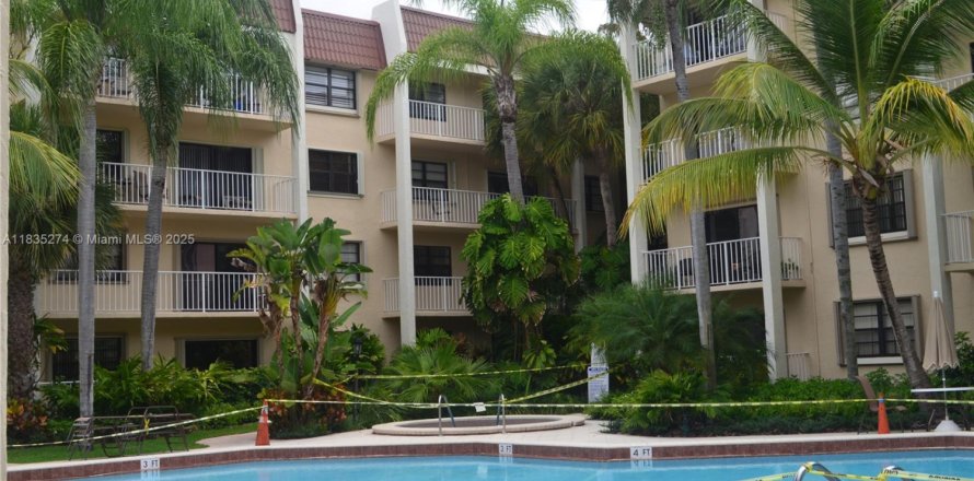 Condo in Miami, Florida, 1 bedroom № 1888781