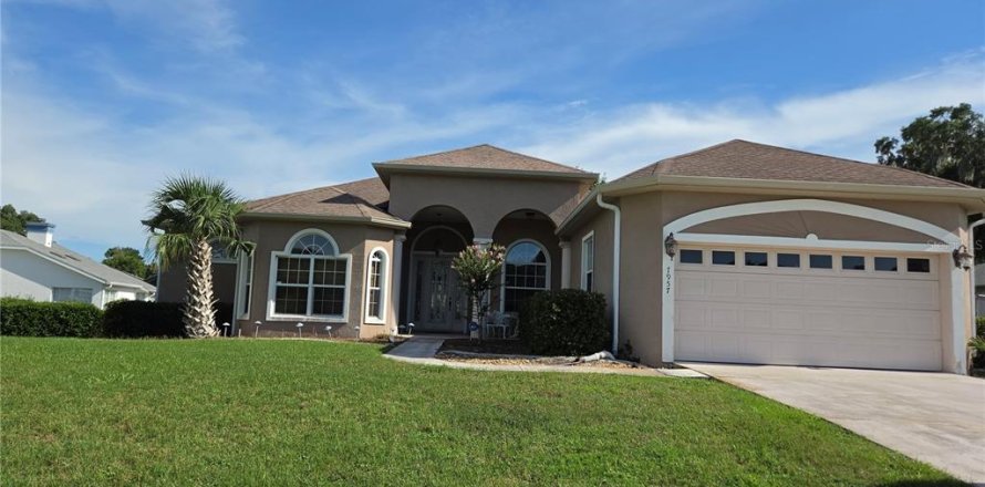 House in Ocala, Florida 4 bedrooms, 248.98 sq.m. № 2198496