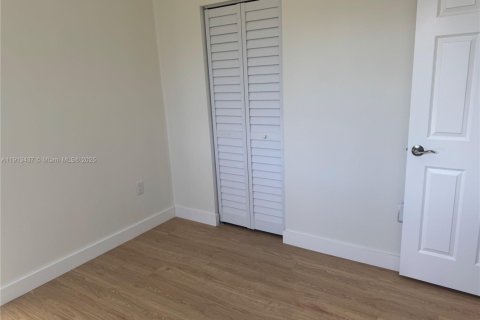 Купить виллу или дом в Порт-Шарлотт, Флорида 5 спален, 185.06м2, № 1969481 - фото 13