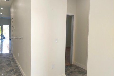 Купить виллу или дом в Порт-Шарлотт, Флорида 5 спален, 185.06м2, № 1969481 - фото 6