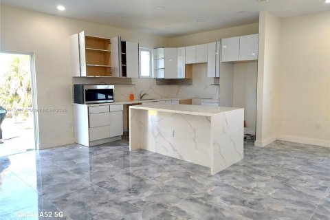 Купить виллу или дом в Порт-Шарлотт, Флорида 5 спален, 185.06м2, № 1969481 - фото 1