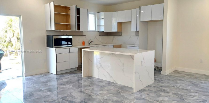 Дом в Порт-Шарлотт, Флорида 5 спален, 185.06м2 № 1969481